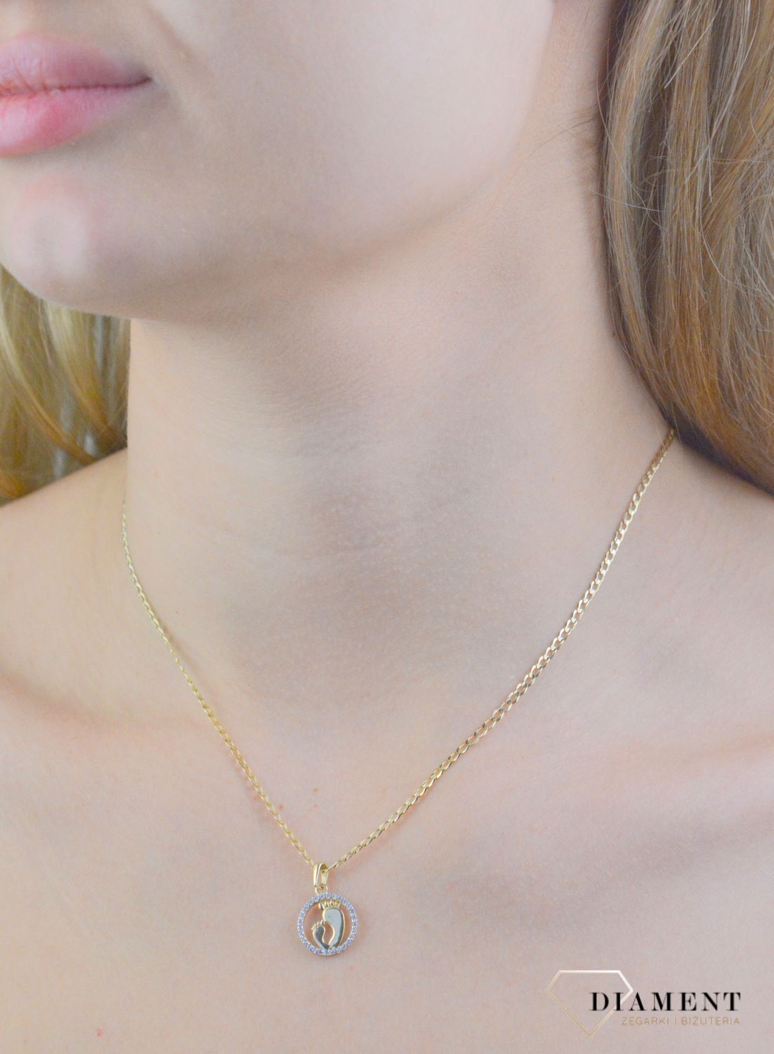 Zawieszka złota stópki z cyrkonią próba 585, ZA 7939 Złota zawieszka 585 Stópki dziecka dla Mamy. Piękny, złoty wisiorek o ciekawym wzorze wykonany z żółtego 14-karatowego złota..jpg